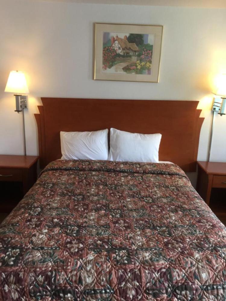 Queen Room interior